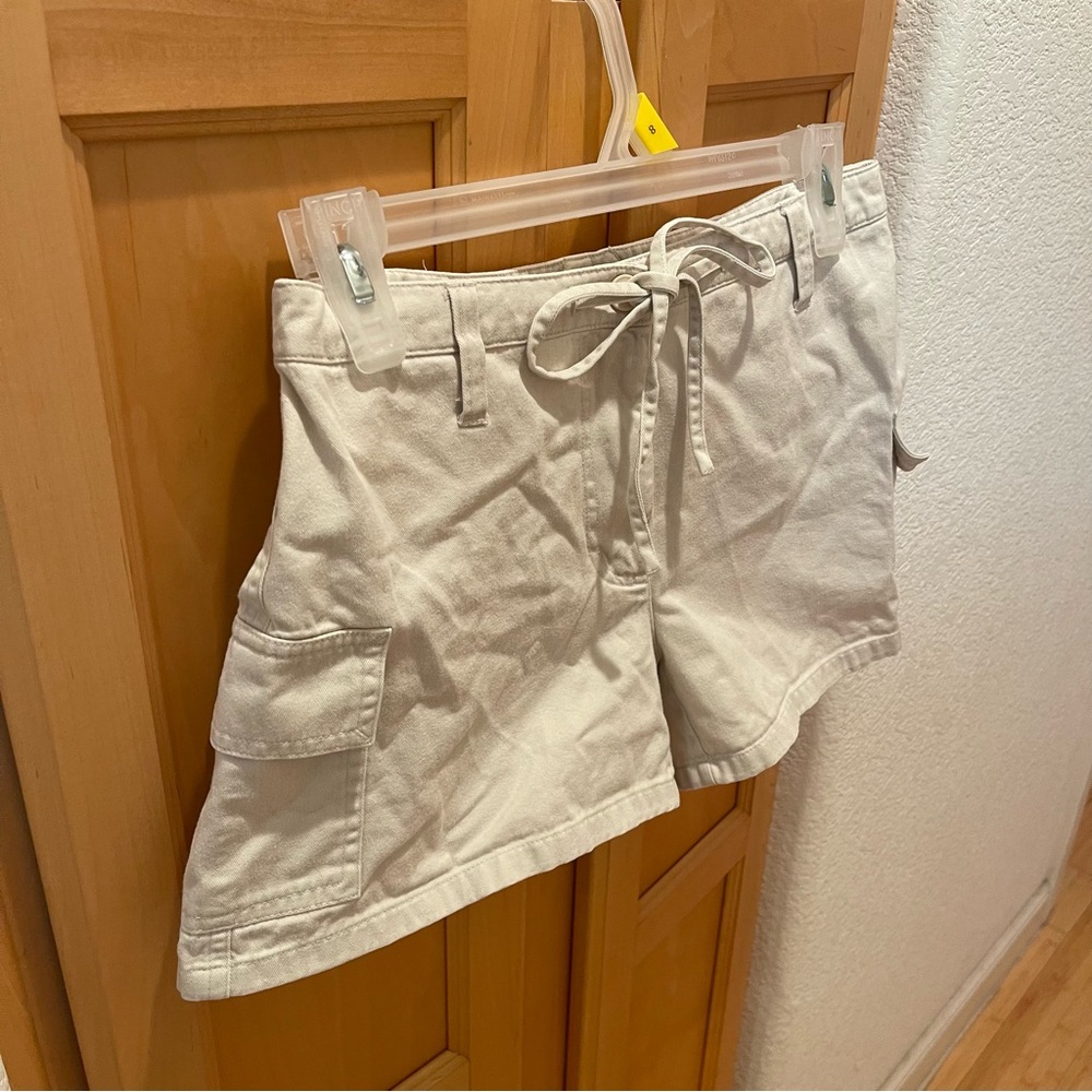 Women’s Express Bleus Vintage White Cream Cargo Shorts Size 3/4 - Picture 3 of 5